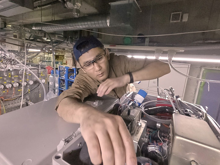 写真2;メンテナンスの様子(島野)。波照間ステーションにて。(2018/6/20撮影)