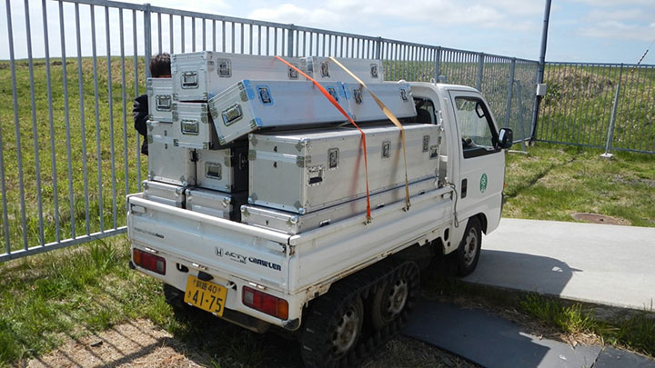 写真4;以前使用していたキャタピラ車。高圧ガス容器の輸送作業の様子。(20012/6/12撮影)