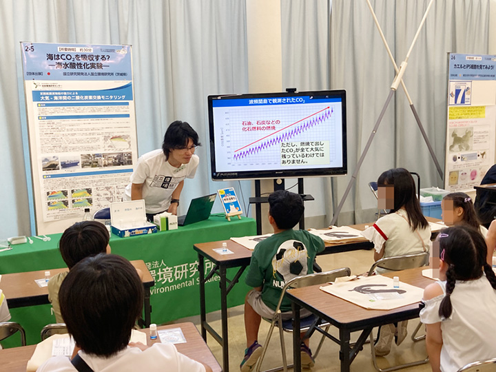 子どもたちからの活発な質問に、丁寧にわかりやすく回答しました。