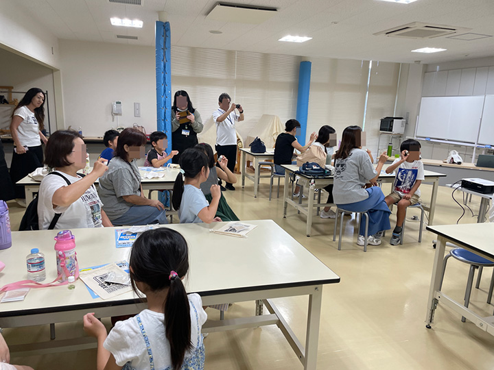 実験の真っ最中。小瓶の中身についてのご質問も多くいただきました。