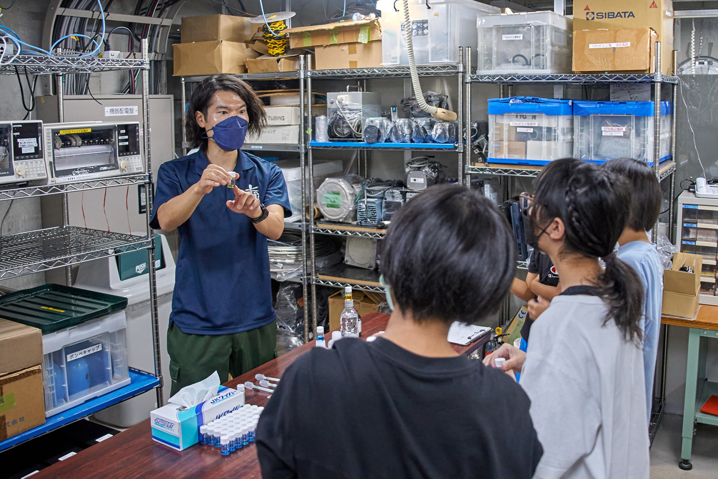 写真8 笹川主幹研究員の説明を真剣に聞く子どもたち