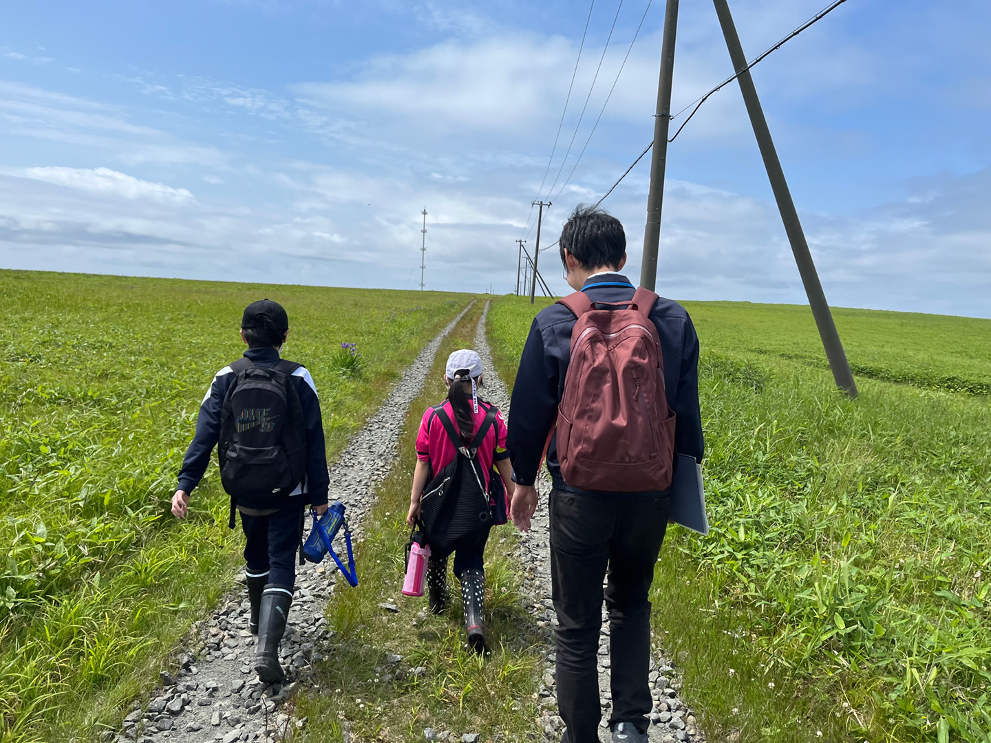 写真1 暑い中、頑張って歩く先にステーションの鉄塔が見えました