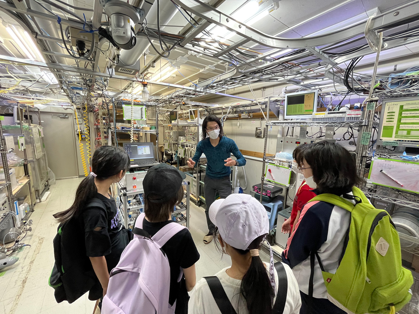 写真2 観測機器について真剣に説明を受ける子どもたち