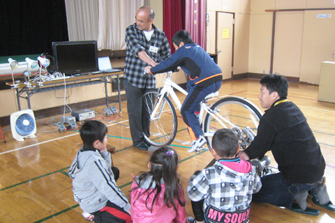 photo. 自転車発電体験