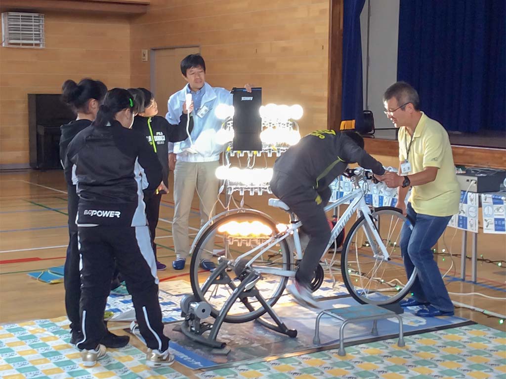 自転車発電体験