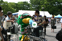 外国の方も自転車発電に挑戦してくれました