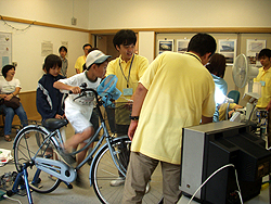 自転車発電体験では、エネルギーの大切さを実感できます。