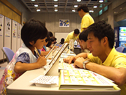 「正解はどれかな？」かんきょう問題かんしん度クイズに挑戦する子どもたち。